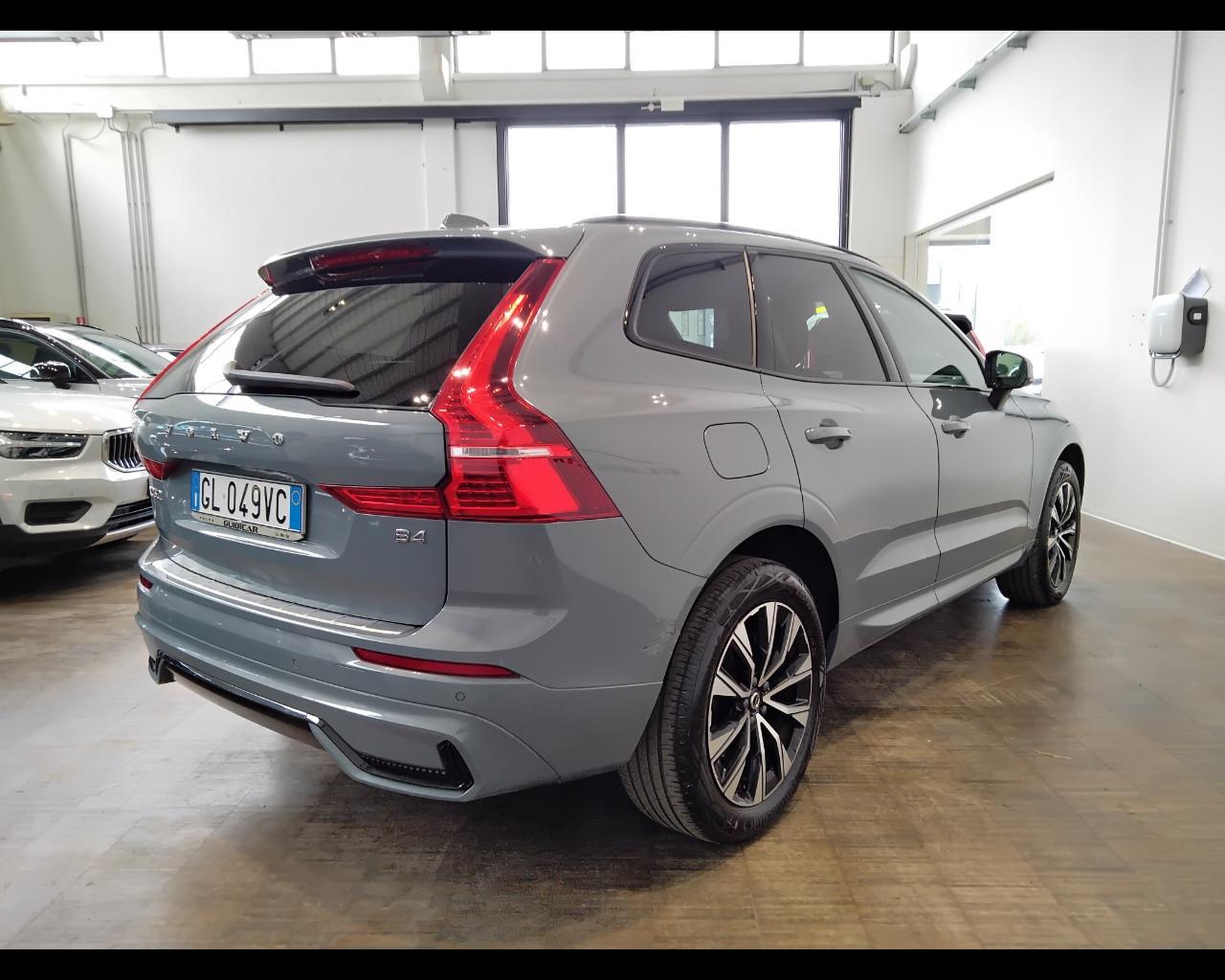 VOLVO XC60 II 2022 - XC60 2.0 b4 Plus Dark auto