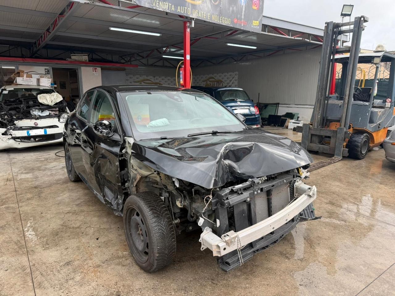 Peugeot 208 1,2 incidentato - 2023