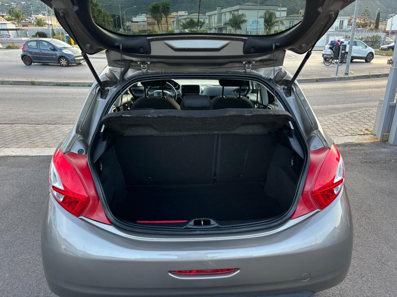 Peugeot 208 1.4 HDi 68 CV 5 porte Allure