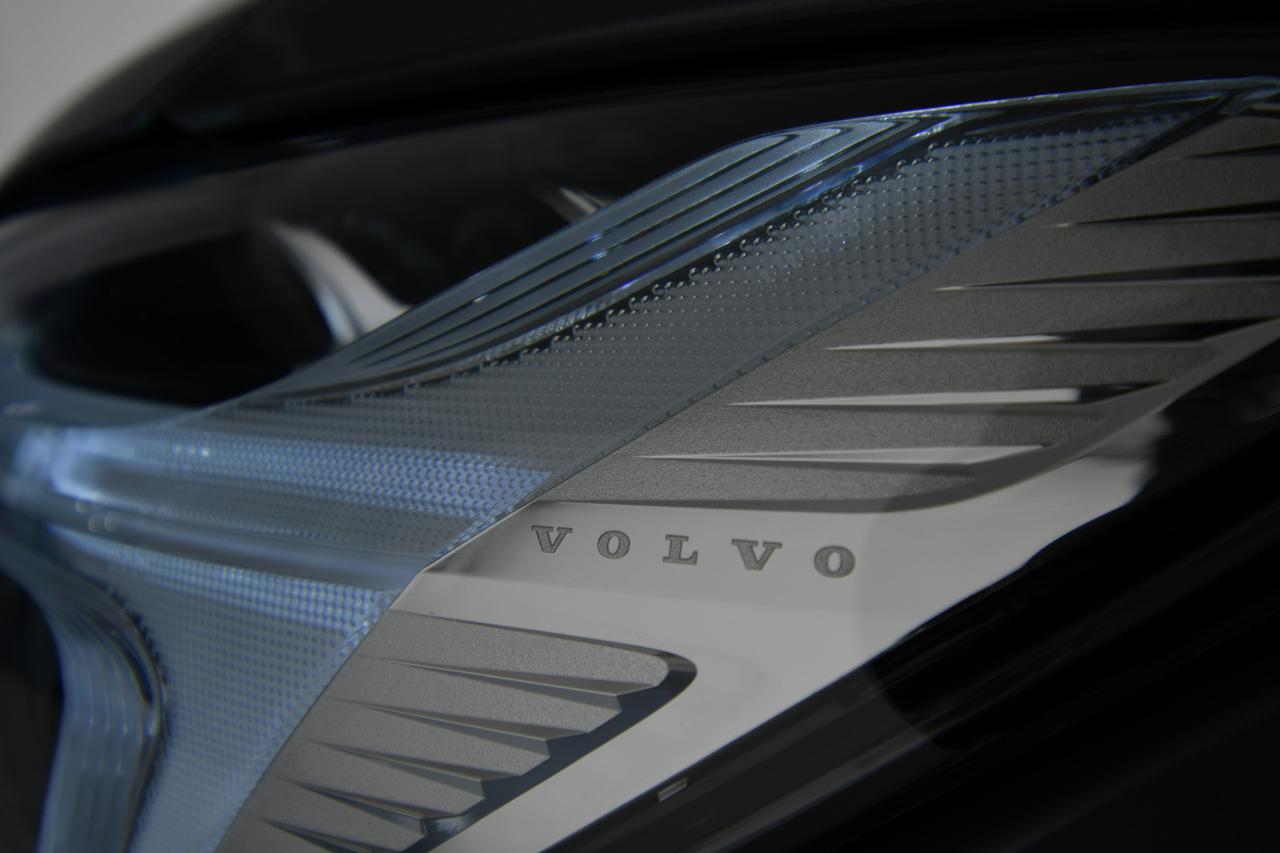 VOLVO XC60 2.0 b4 Momentum awd auto CAMERA+APP CONNECT+FULL LED