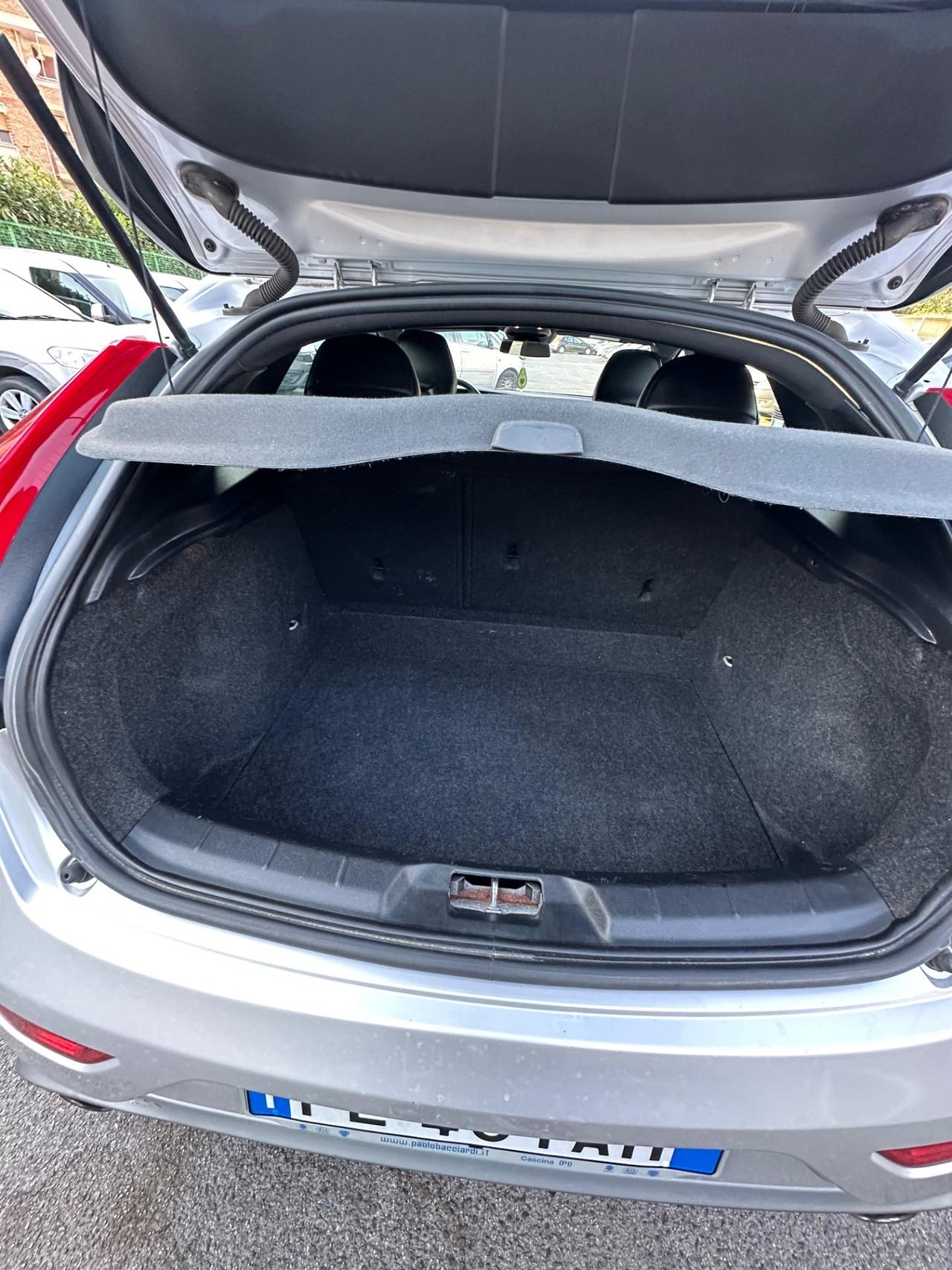 Volvo V40 D4 R-design Momentum
