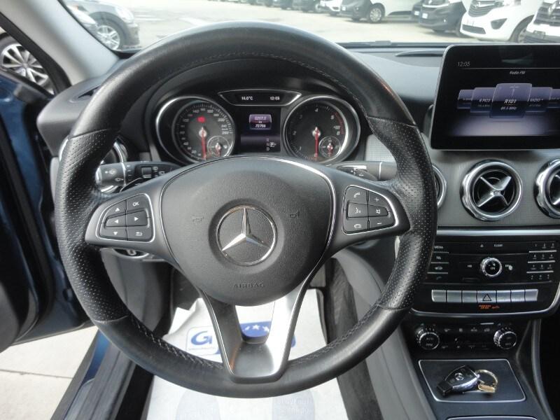 MERCEDES GLA (X156) GLA 200 d Automati...