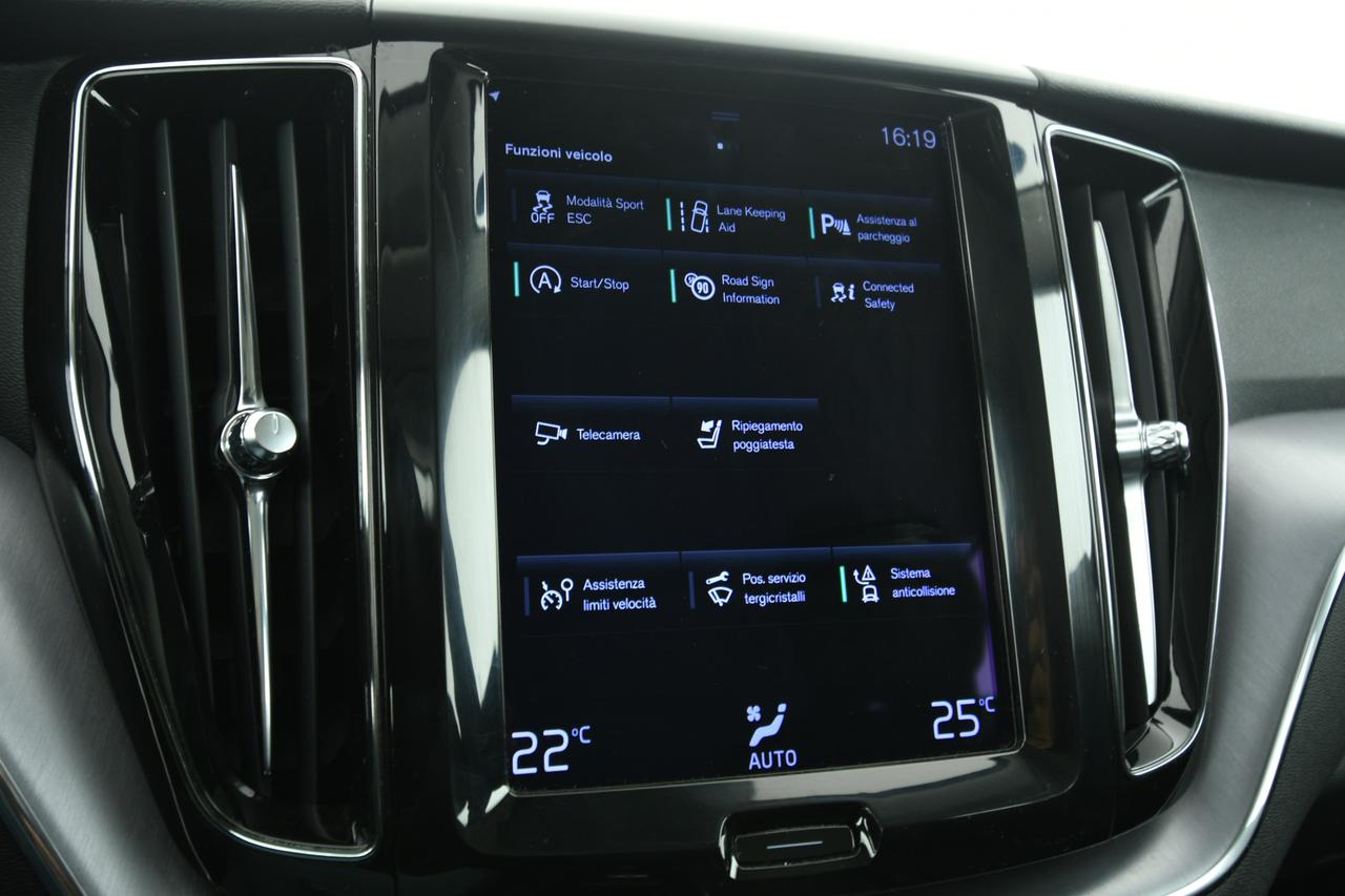 VOLVO XC60 2.0 b4 Momentum Pro awd auto CAMERA+APP CONNECT