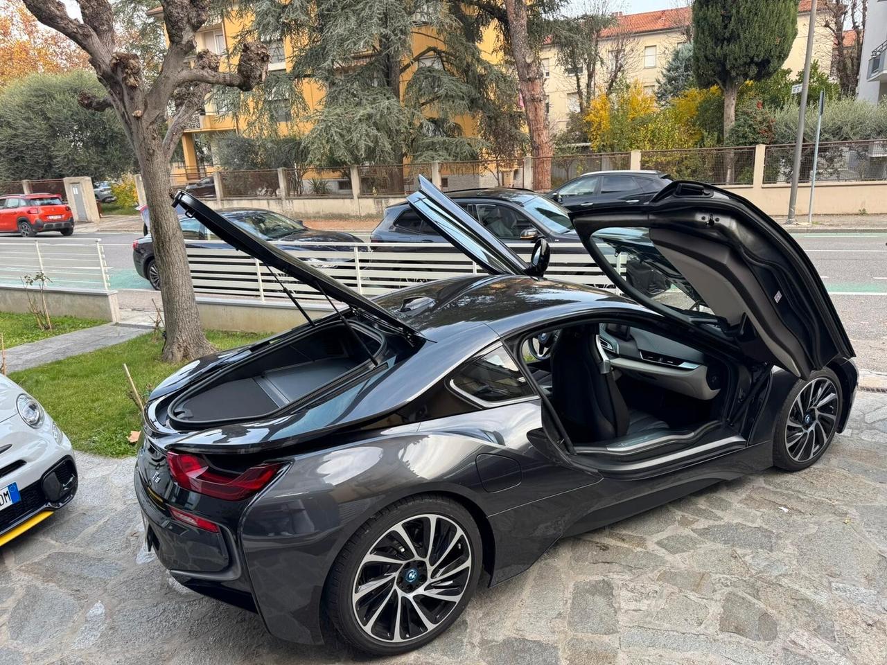 BMW i8 COUPE' TRE VOLUMI HYBRID 231cv