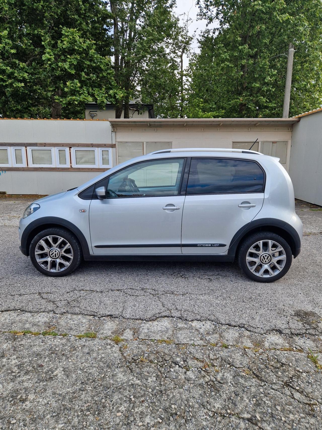 Volkswagen Up Cross - 2015