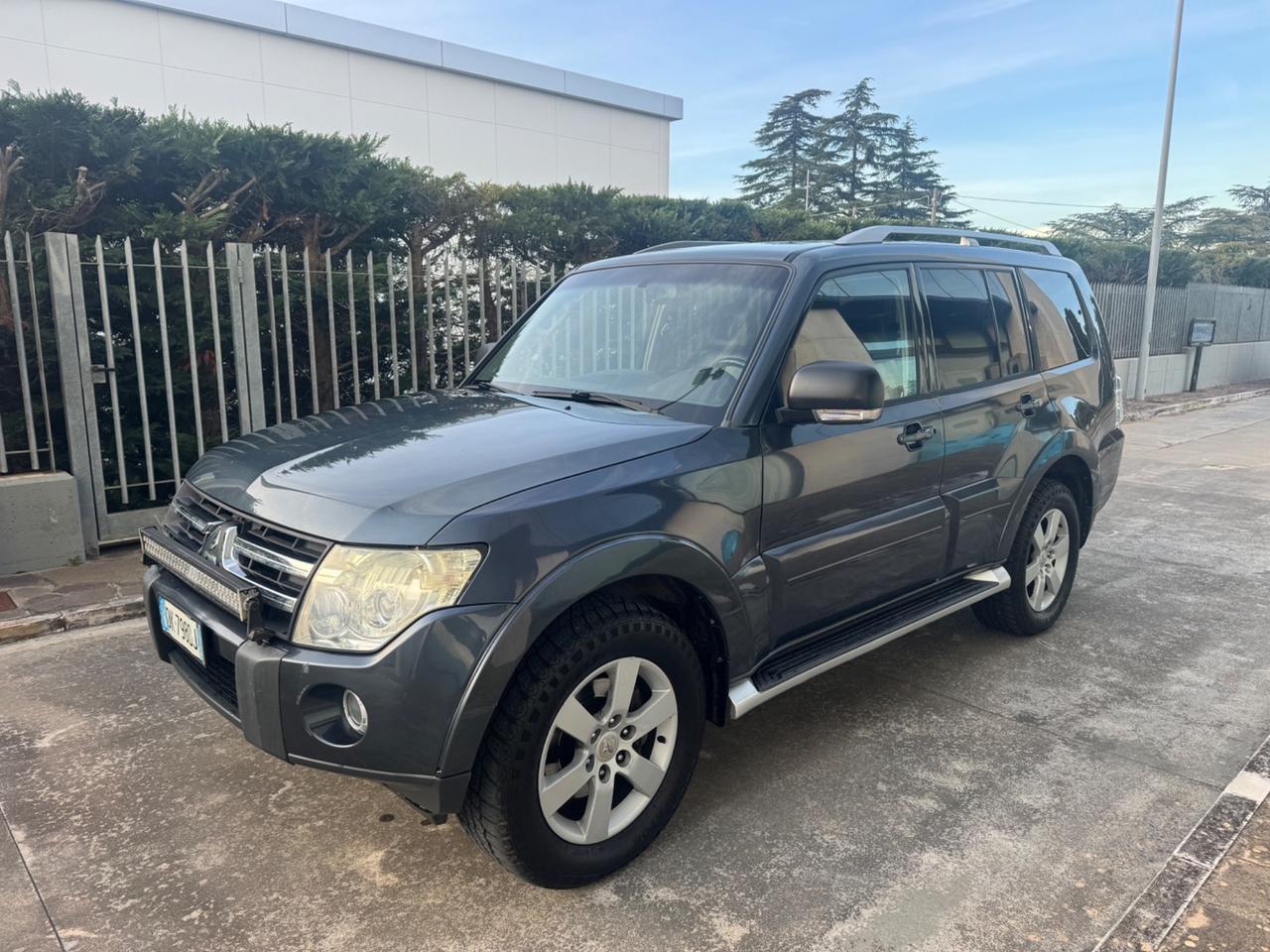 Mitsubishi Pajero 3.2 DI-D Autocarro Manuale Gancio traino