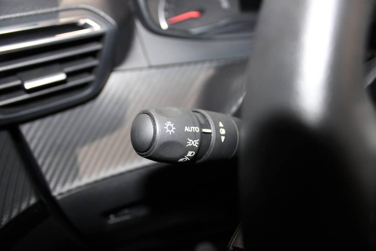 Peugeot 208 1.2 puretech Active s&s 100cv Con NAVIGATORE