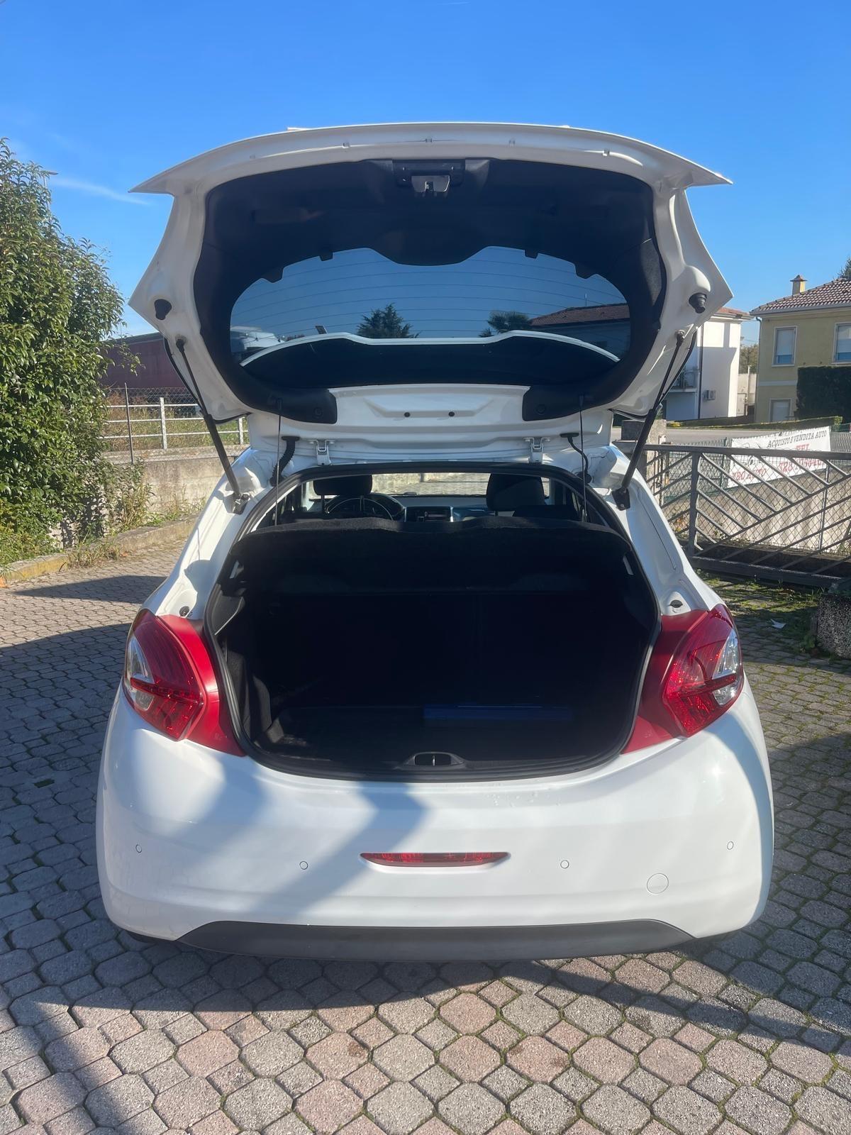 Peugeot 208 1.4 HDi 68 CV 5 porte Allure