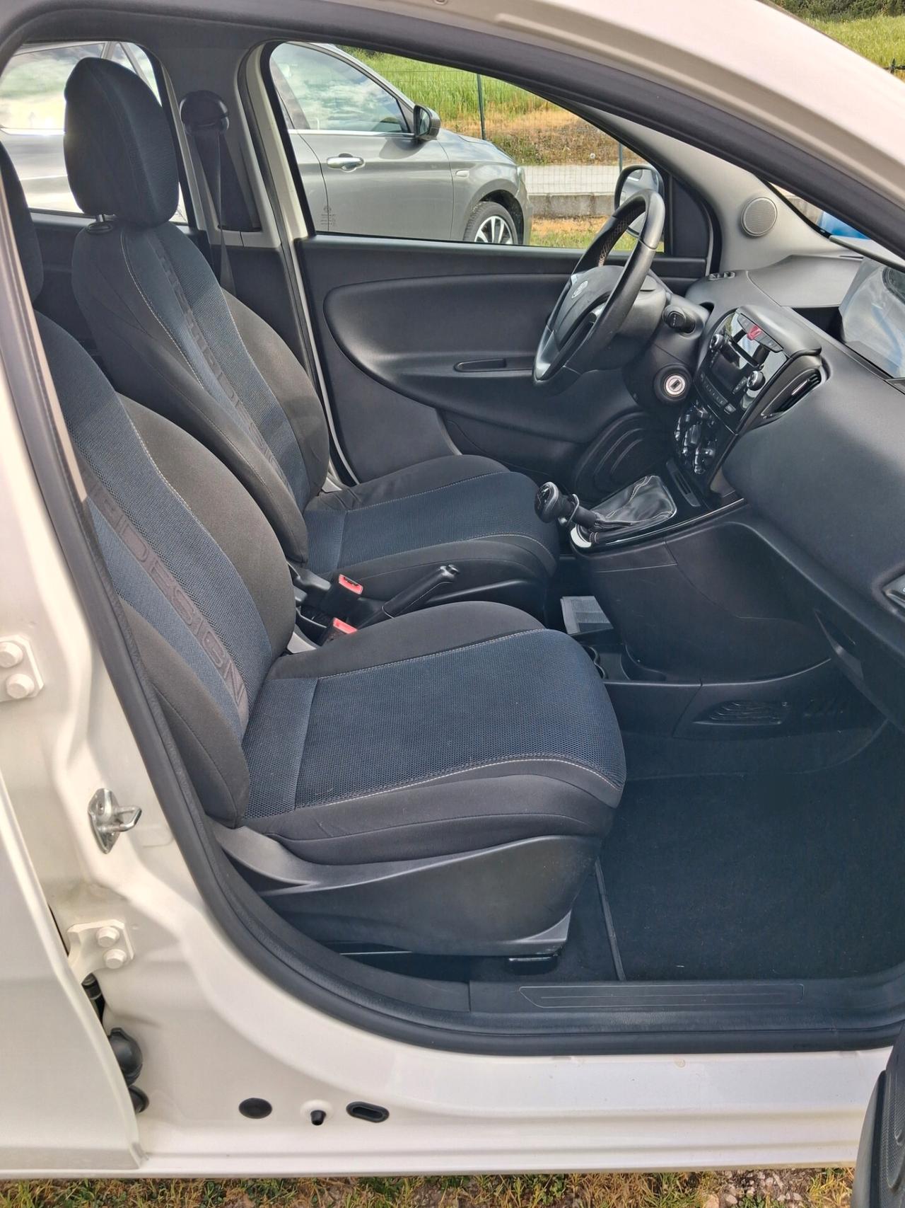 Lancia Ypsilon 1.2 69 CV 5porte S Momodesign