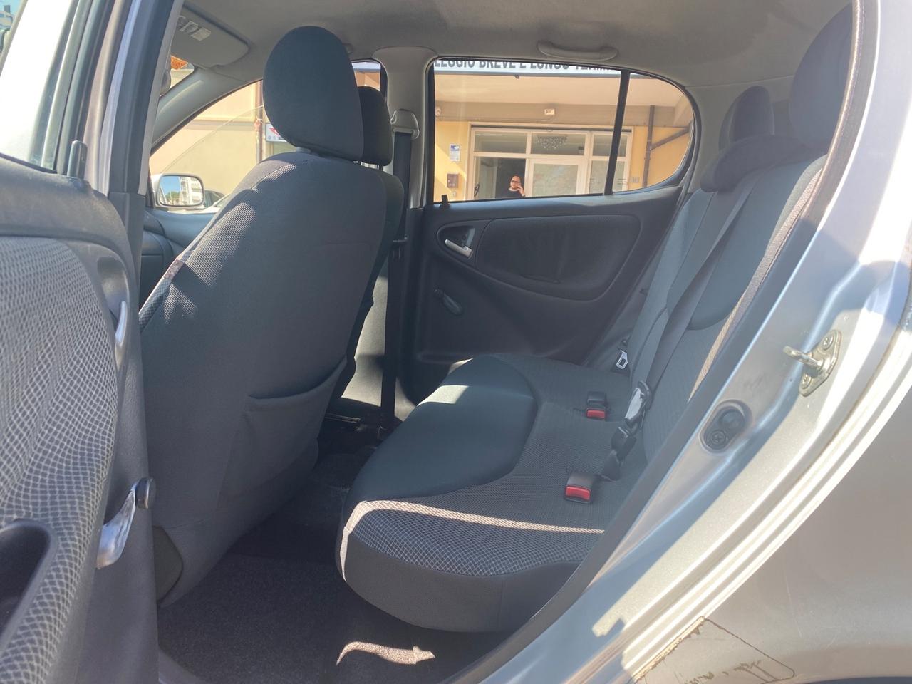 Toyota Yaris 1.0i 16V cat 5 porte Sol