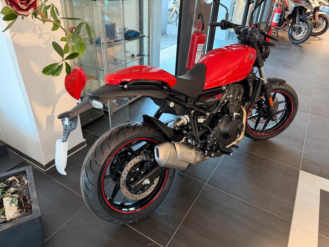 Royal Enfield Guerrilla 450 Apex Red