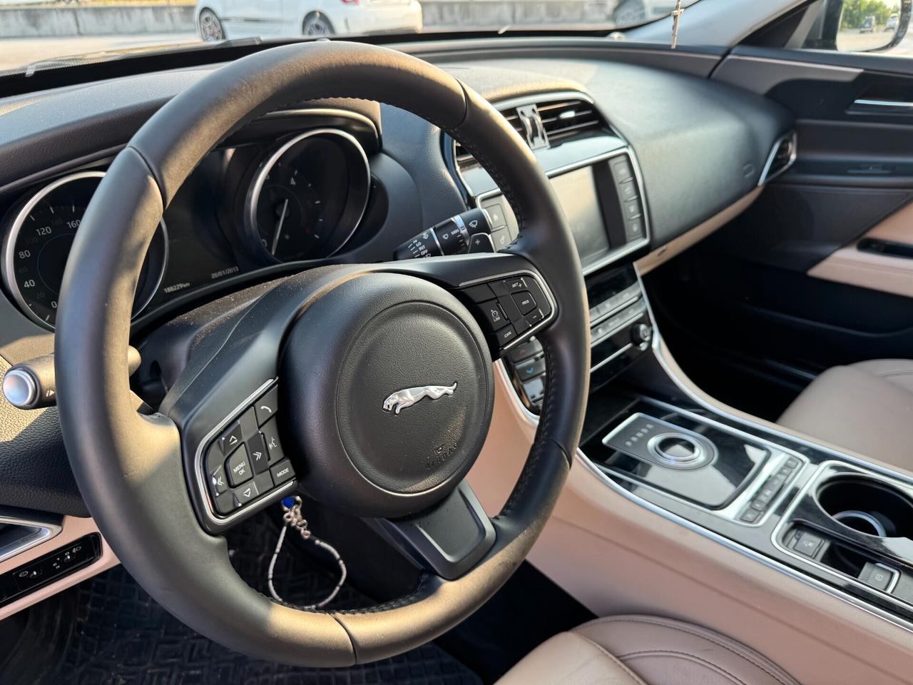 Jaguar XE 2.0 D Turbo 180CV aut. Pure