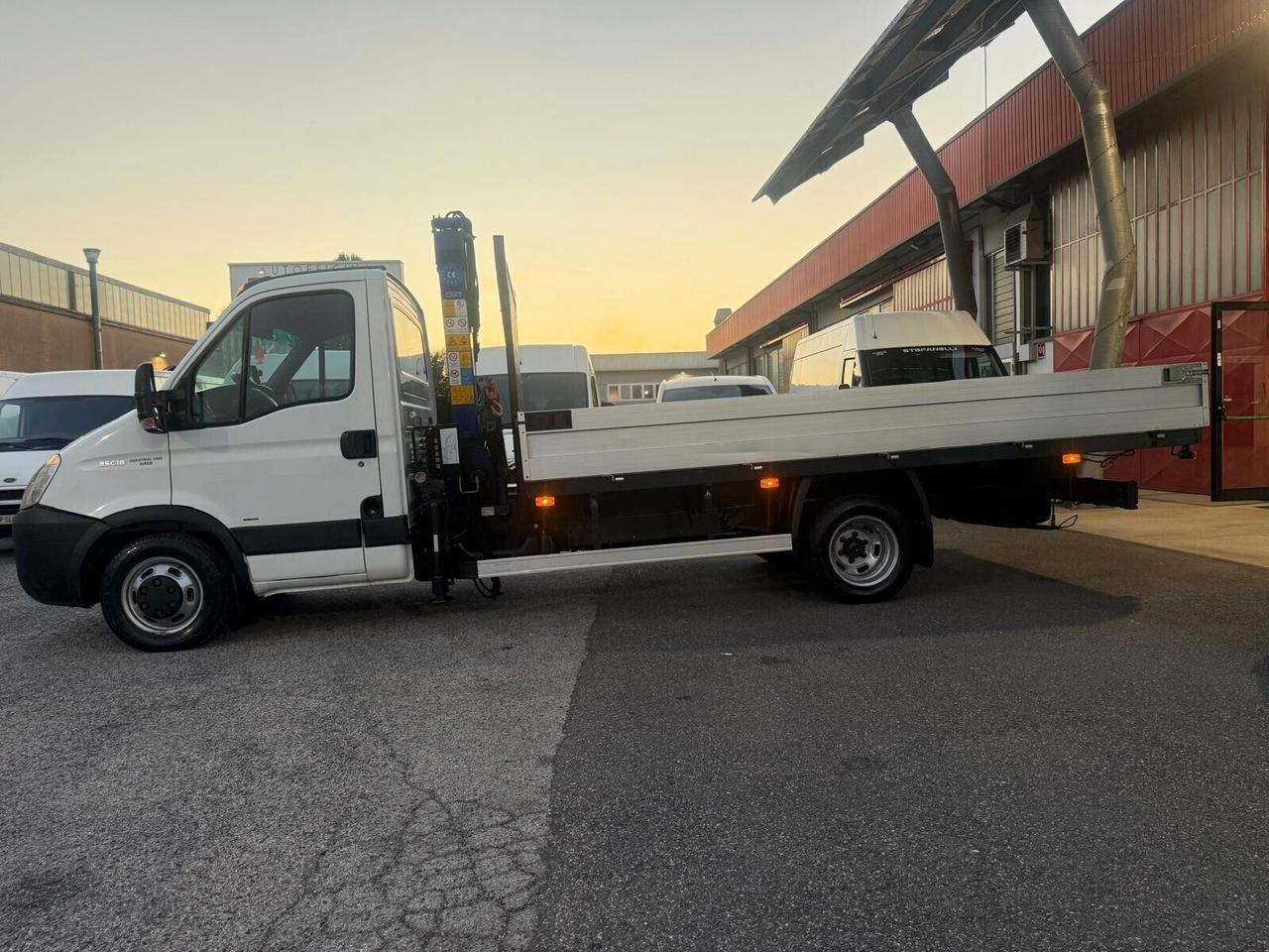 IVECO DAILY 35C 18 MOTORE 3.0 1 80 CV CASSONE DA 430 FISSO E GRU PM 3 ALTEZZA 10M