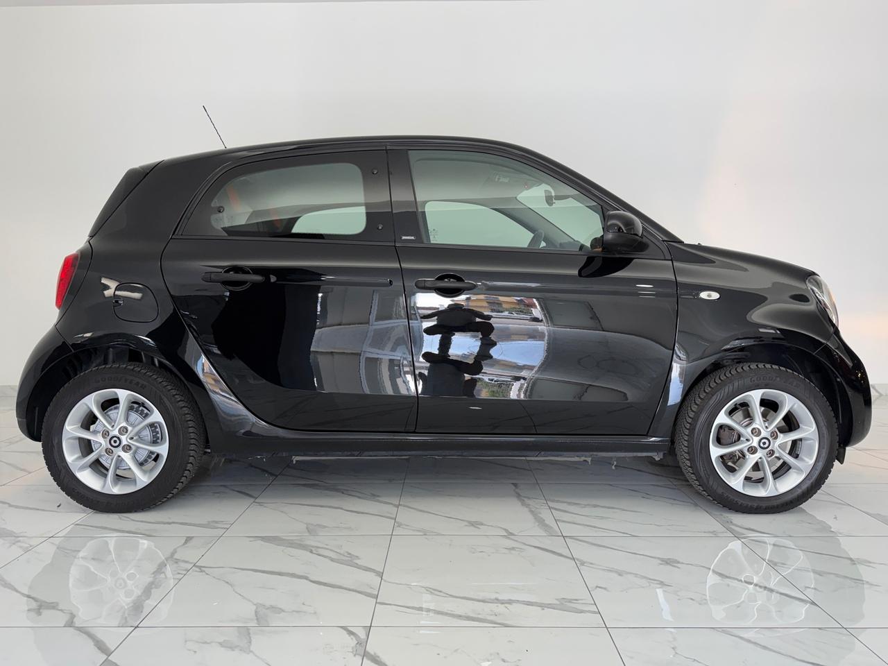 SMART FORFOUR PASSION 90 CV AUTOMATICA/LED/NAVIGATORE