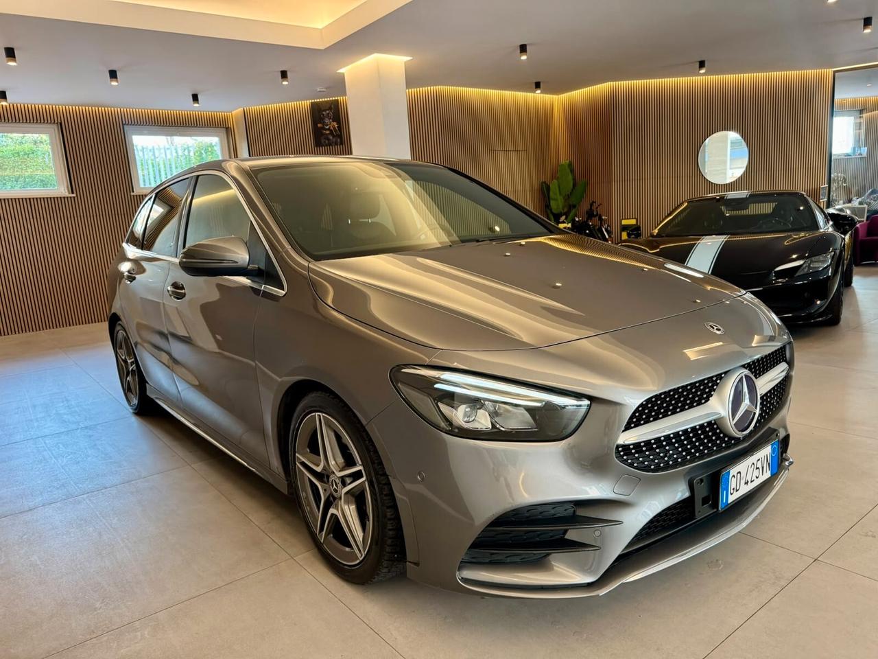 MERCEDES-BENZ CLASSE B 180D PREMIUM AMG LINE AUTOMATICA FULL