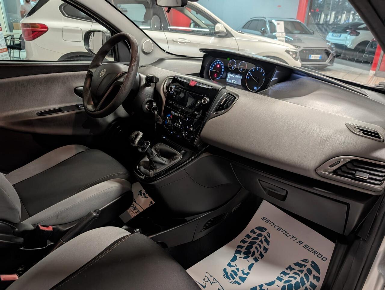 Lancia Ypsilon 0.9 TwinAir 85 CV 5 porte Metano Ecochic Silver