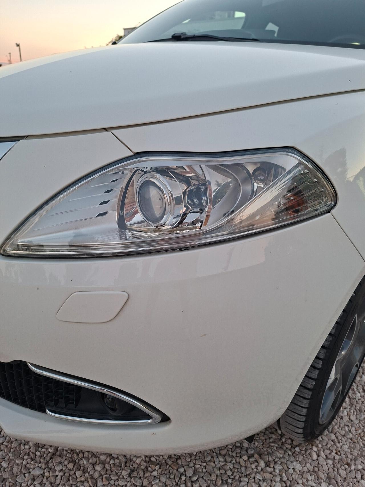 Ypsilon 1.3 MJT 95 CV 5p Platinum *XENON-PELLE*