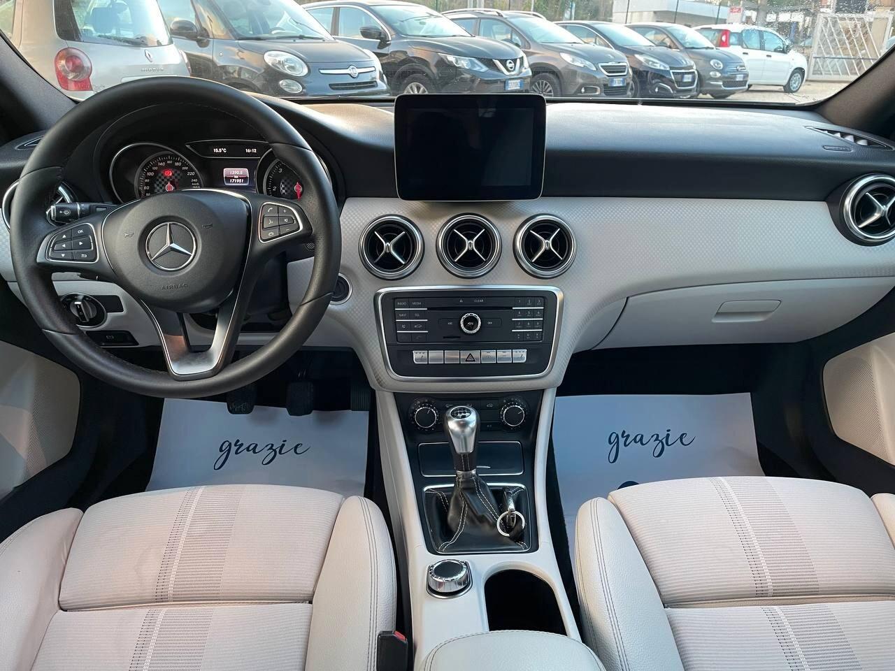 MERCEDES - BENZ A 200 D PREMIUM - 2017