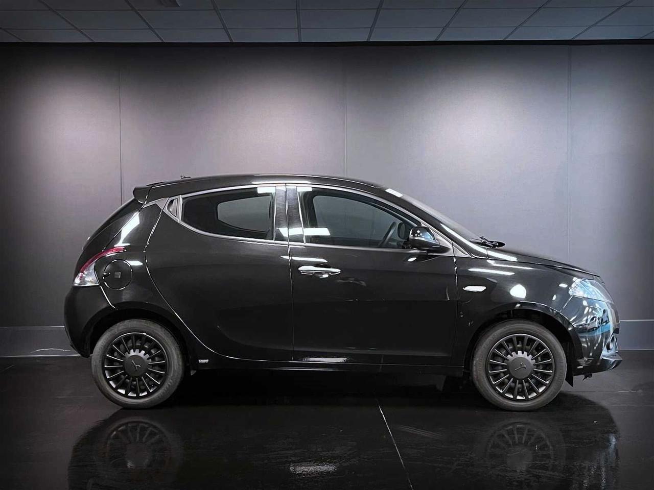 Lancia Ypsilon 1.0 FireFly 5 porte S&S Hybrid Ecochic Silver