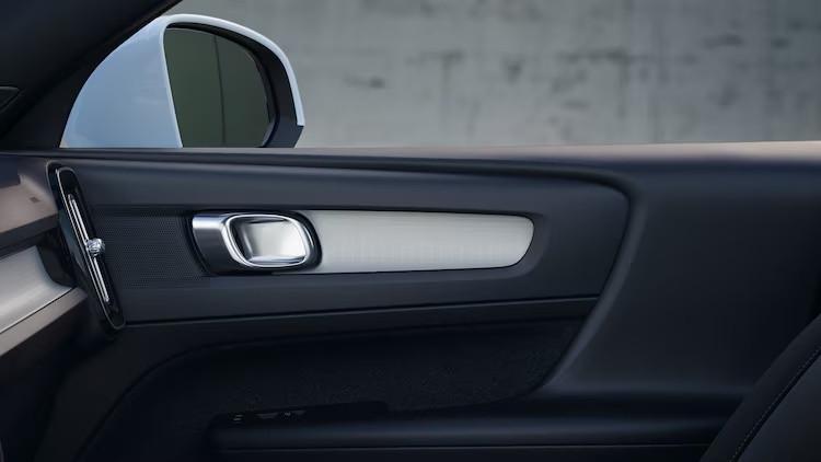 VOLVO XC40 CORE B3 AUTO PREZZO PROMO FINO AL 31/12/2025