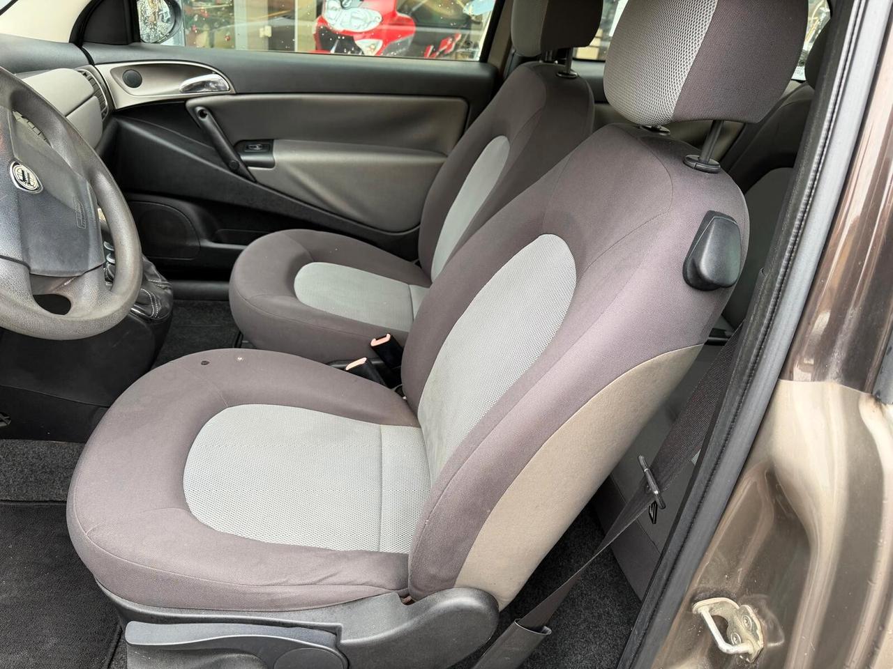 Lancia Ypsilon 1.2 benzina, b-color