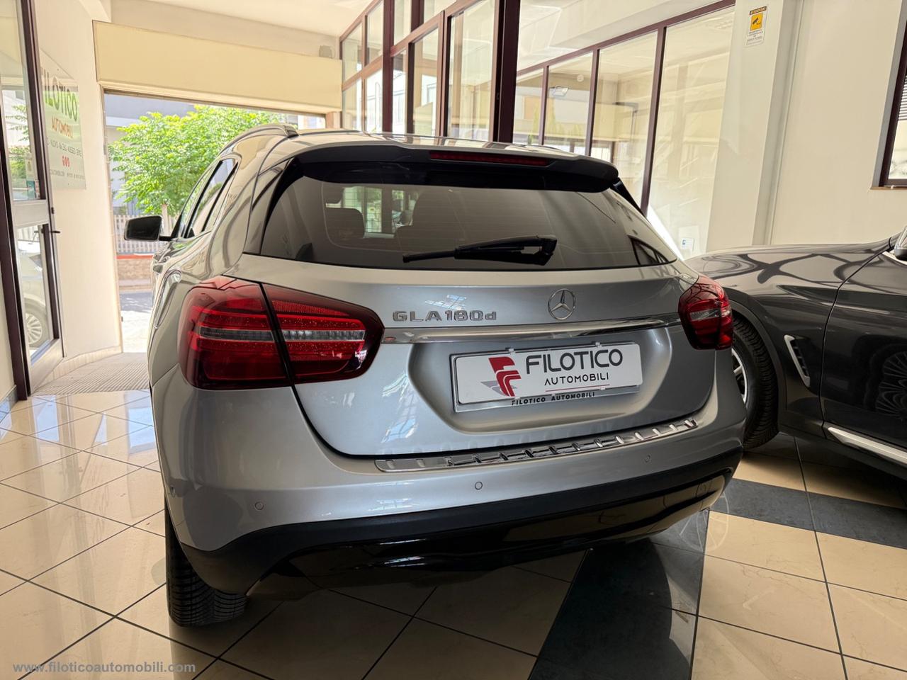 MERCEDES-BENZ GLA 180 d Automatic Business FARI LED - PACK SERIE SPECIALE
