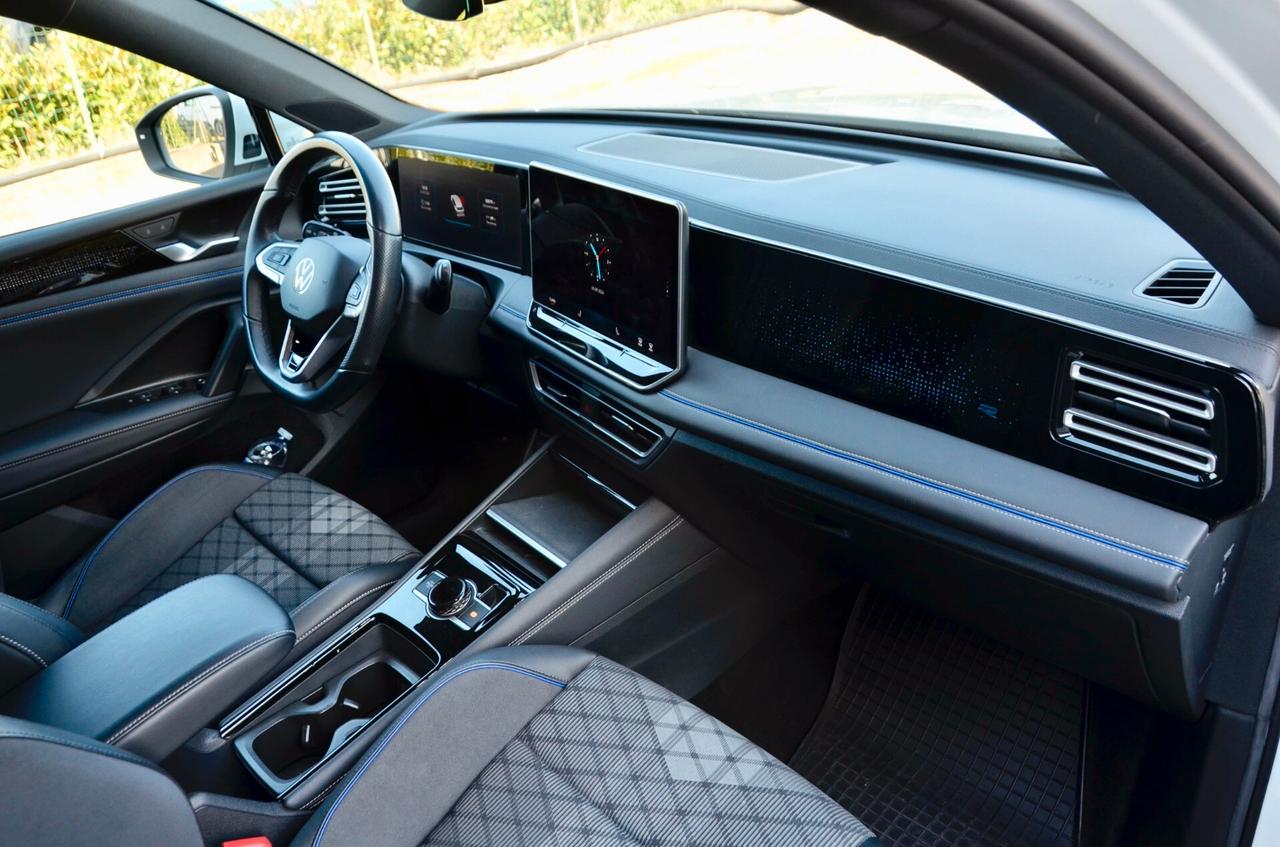 VOLKSWAGEN TIGUAN 2.0 TDI R-LINE 150cv DSG, UNICOPROPRIETARIO, GARANZIA VW 5/28, UFF ITALIANA, IQ LED, SEDILI A GUSCIO, 19″, PERMUTE