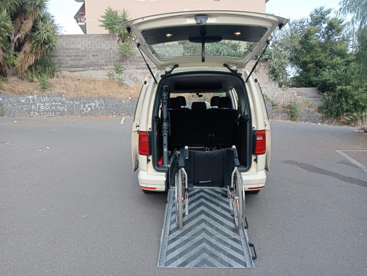 Volkswagen Caddy Pianale ribassato con rampa disabili in carrozzina