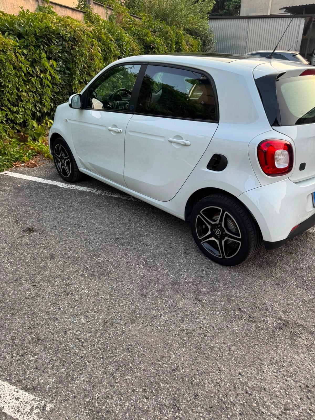 Smart ForFour EQ Pulse