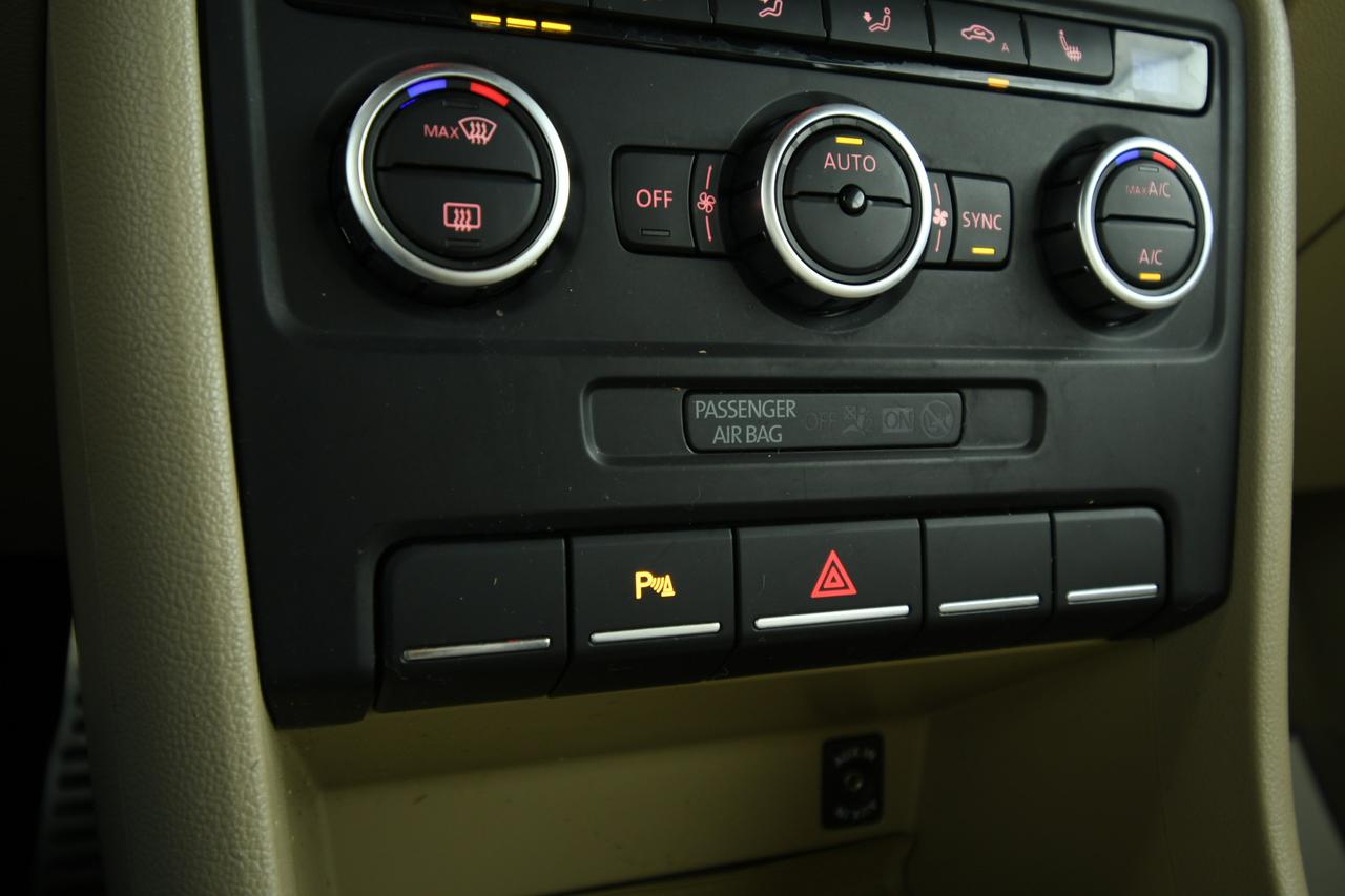 VOLKSWAGEN Maggiolino Cabrio 2.0 tdi Sport 140cv dsg PELLE+LED+C18"