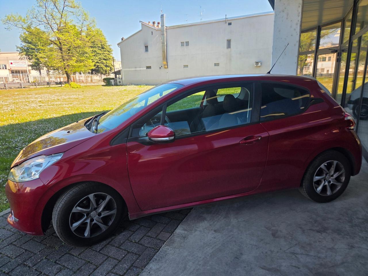Peugeot 208 1.6 e-HDi 92 CV Stop&Start 3 porte Allure