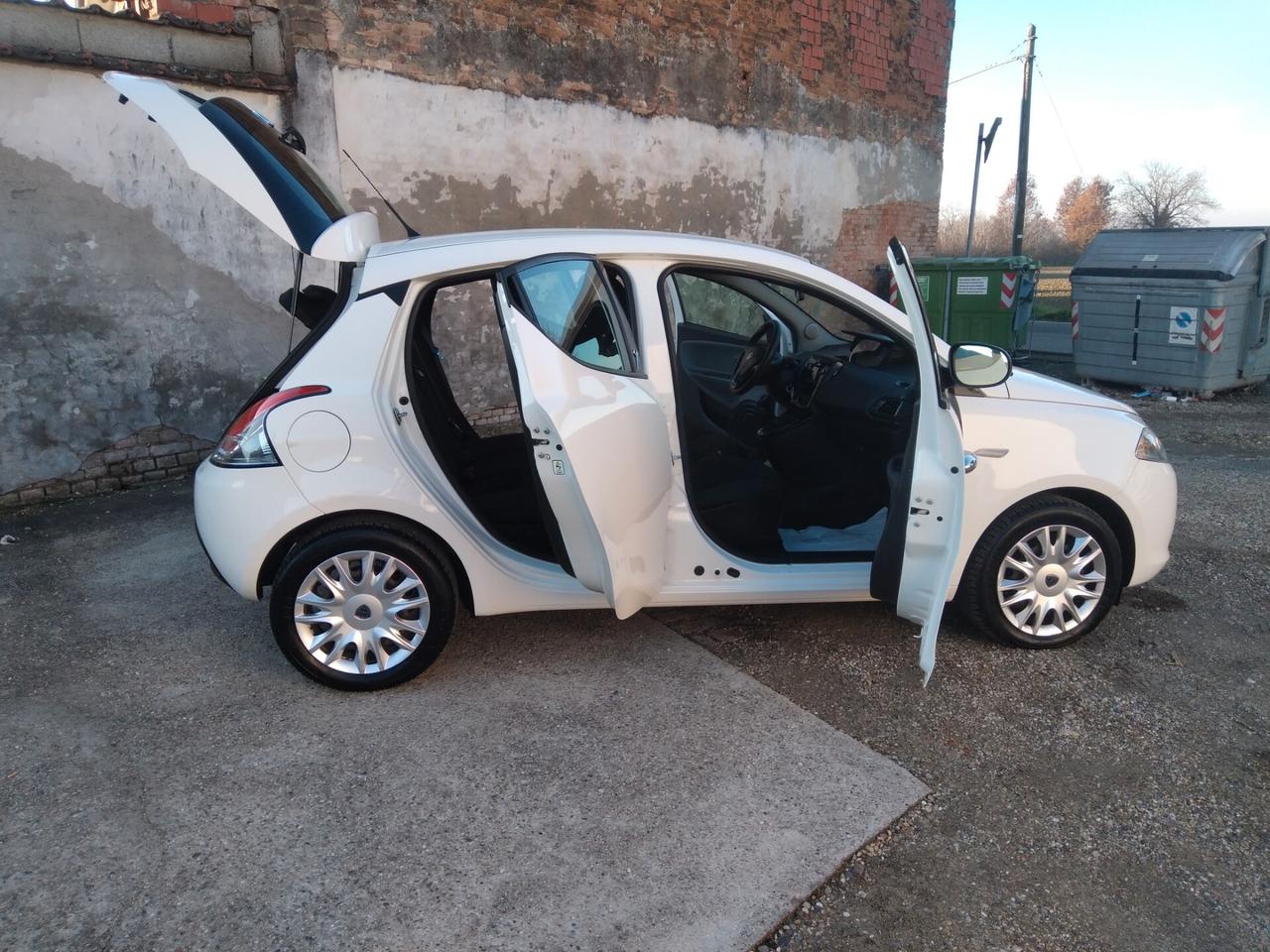 Lancia Ypsilon 1.2 69 CV 5 porte S&S Platinum x neopatentati