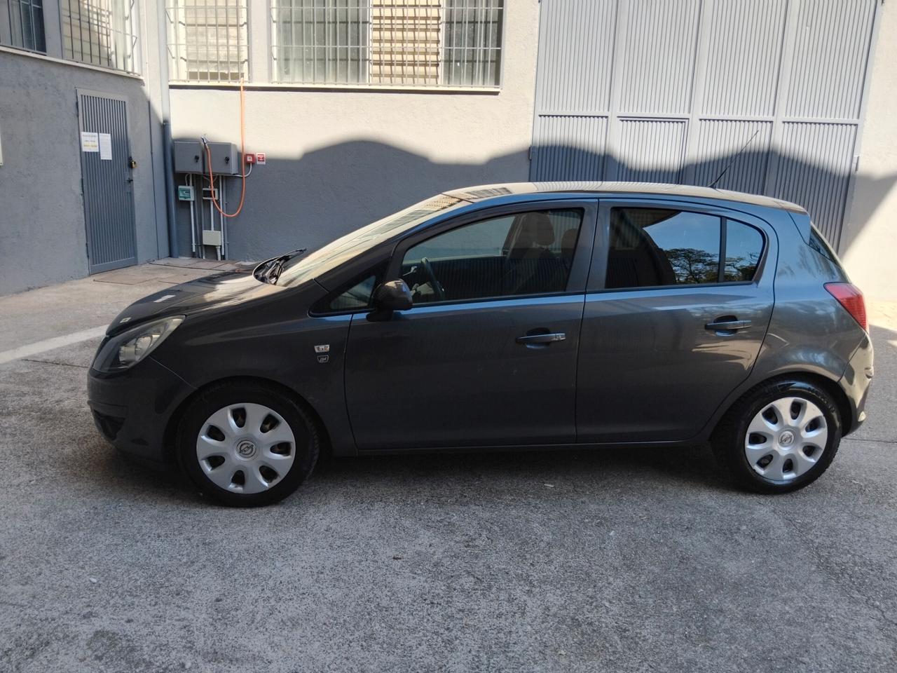 Opel Corsa 1.2 benzina automatica