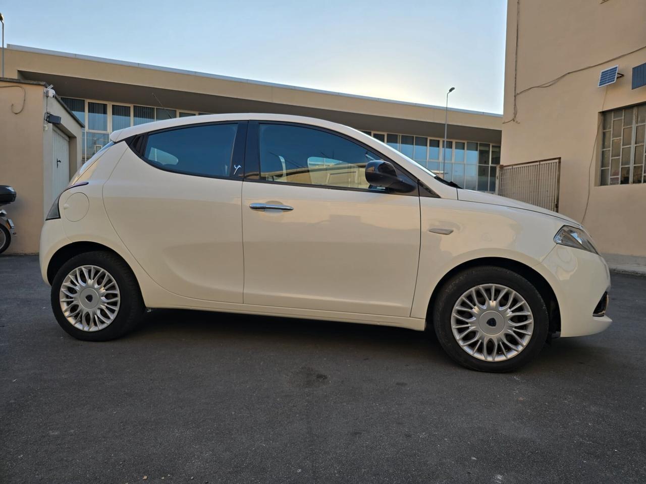 Lancia Ypsilon 1.2 69 CV 5 porte Platinum perfetta possibilita 12 mesi garanzia