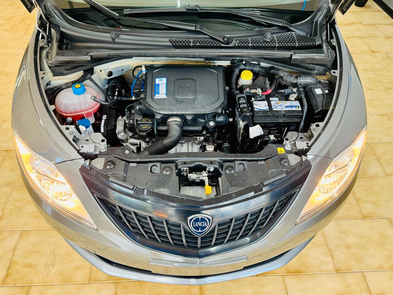 Lancia Ypsilon 1.0 Hybrid Silver / CarPlay S&S
