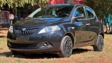 Lancia Ypsilon 1.0 FireFly 5 porte S&S Hybrid Silver 2023 LEGGI TESTO