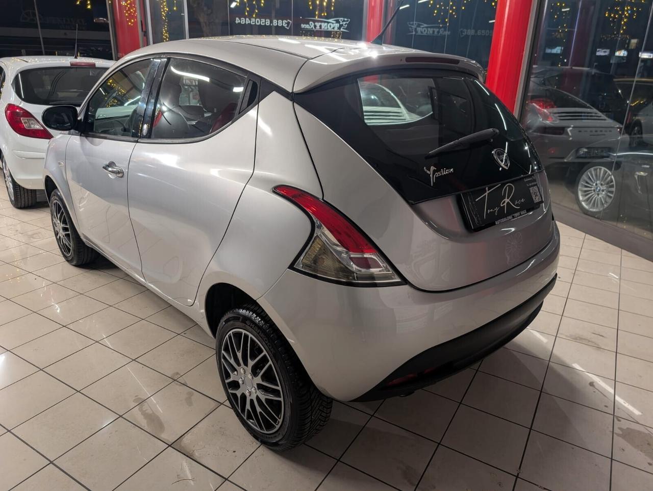 Lancia Ypsilon 0.9 TwinAir 85 CV 5 porte Metano Ecochic Silver