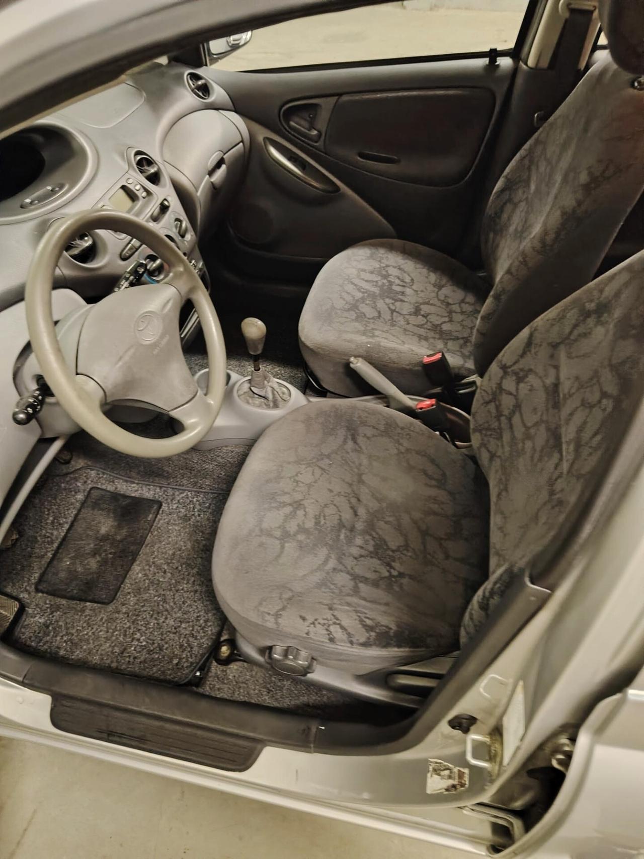 Toyota Yaris 1.0i 16V cat 5 porte Sol