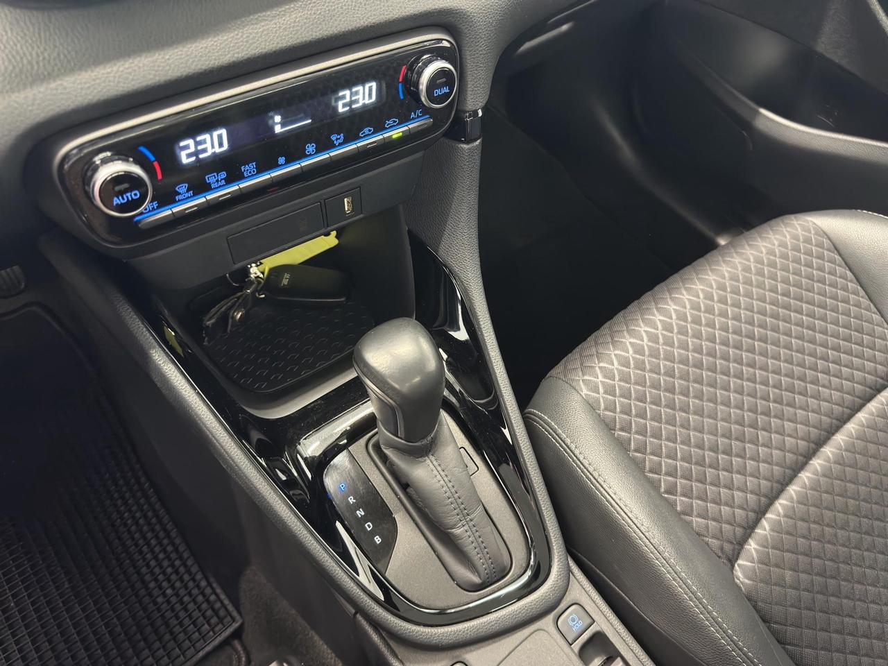 Toyota Yaris 1.5h Lounge