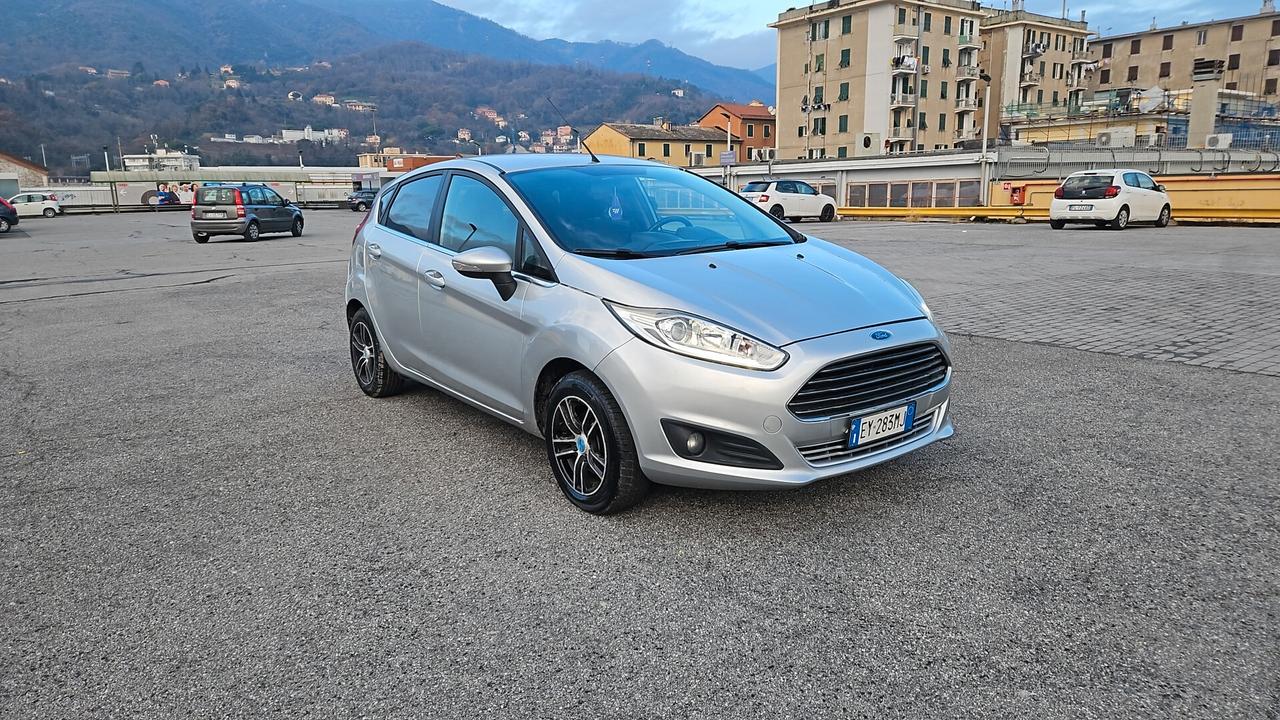 FORD FIESTA 1.5 TDCi VIGNALE – FINE 2018 – NEOPATENTATI – 110.000 KM Proponiamo in vendita Ford Fiesta 7ª serie Vignale, fine 2018, unico proprietario, tenuta in condizioni eccezionali. L’auto è stata curata come un bebè, mantenuta con estrema