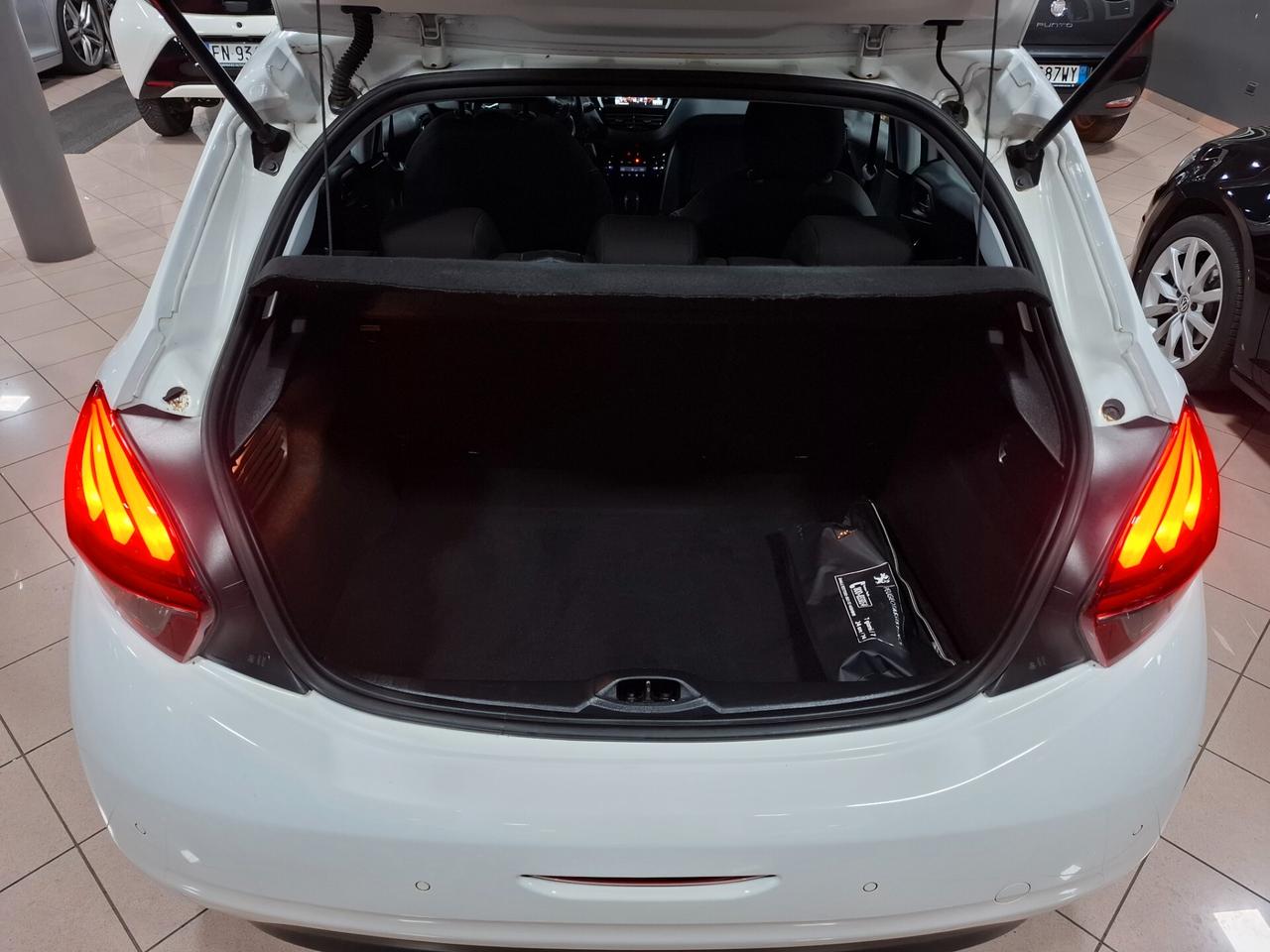 Peugeot 208 1.2 benzina Neopatentati