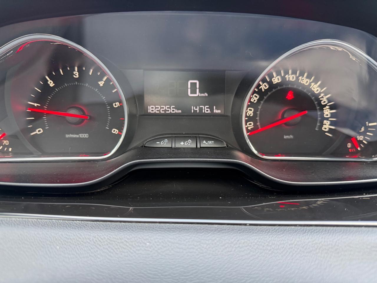 Peugeot 208 1.4 HDi 68 CV 5 porte Allure