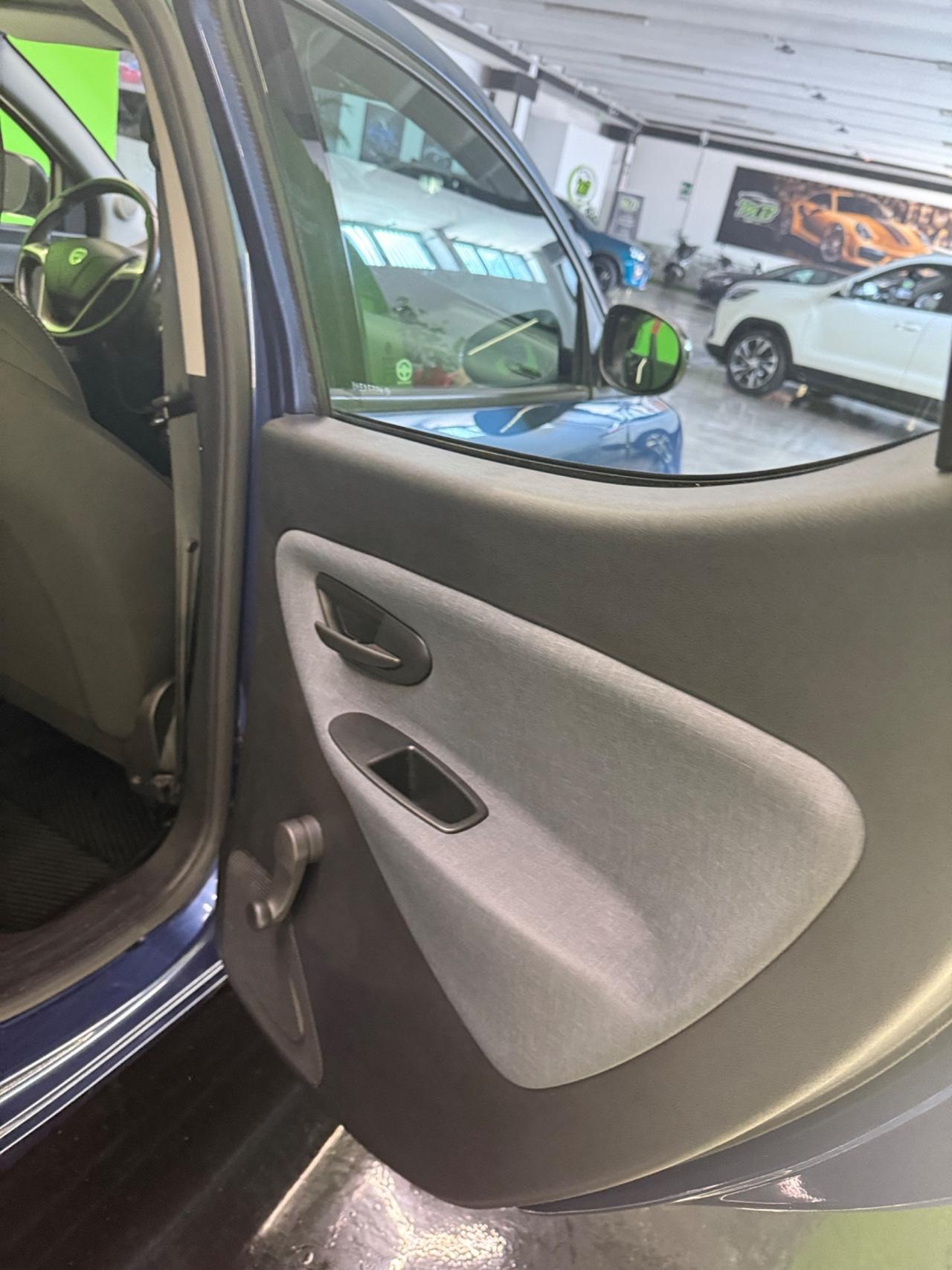 Lancia Ypsilon 1.0 FireFly 5 porte S&S Hybrid Ecochic Silver