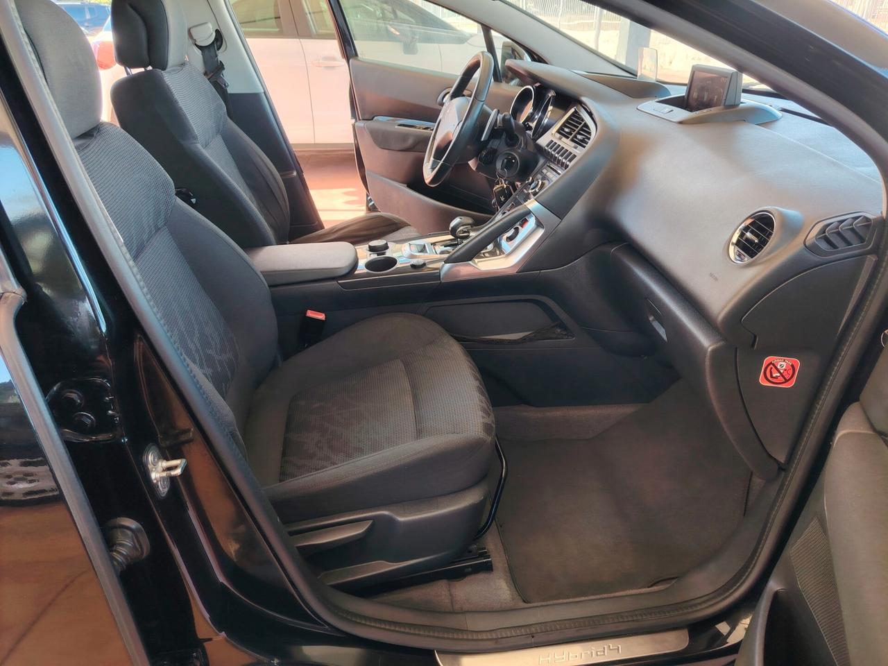 Peugeot 3008 HYbrid4 diesel full opt.