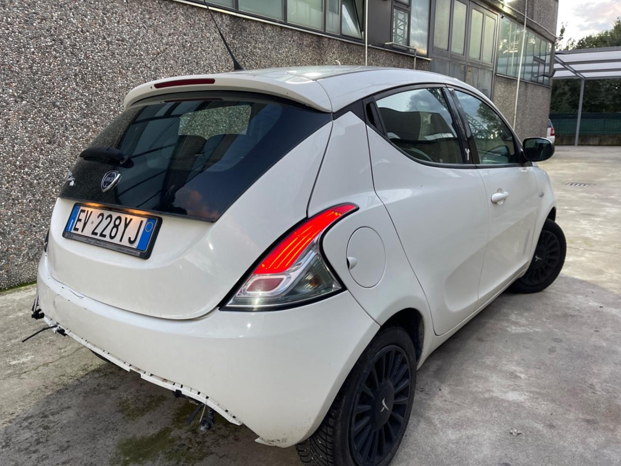 Lancia Ypsilon 1.2 benzina euro6b neopatentati