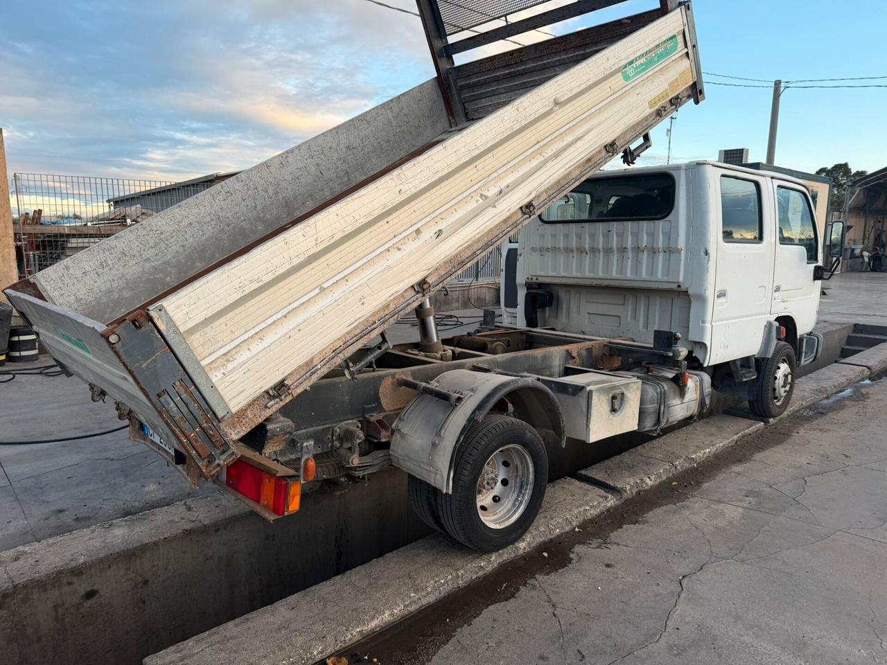 Nissan Cabstar NT400 Ribaltabile Trilaterale
