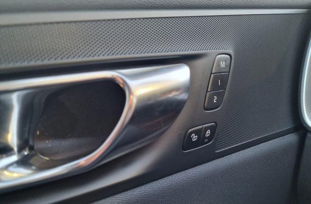 VOLVO XC60 B4 automatico Plus Dark IVA ESPOSTA