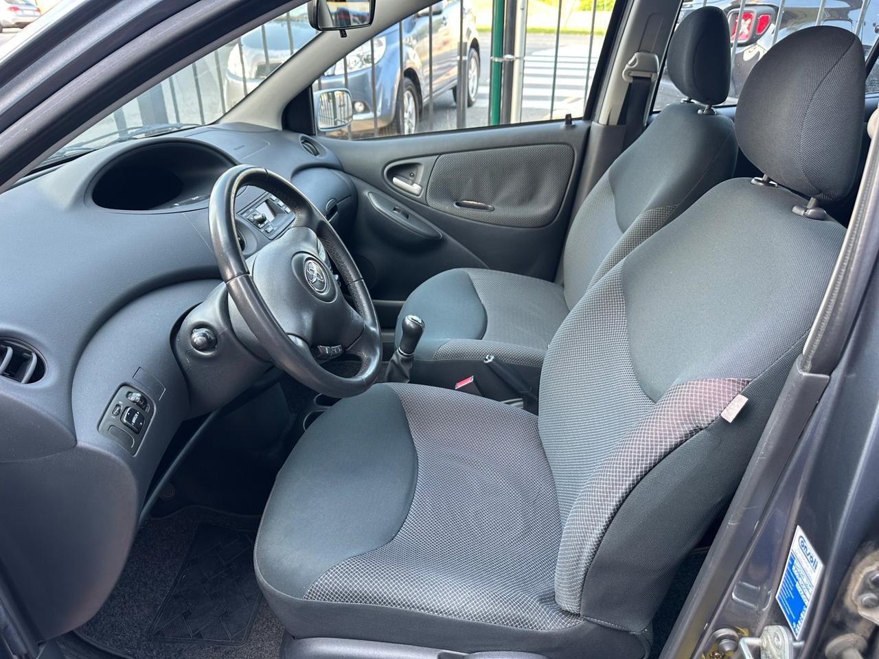 Toyota Yaris 1.0i 16V cat 5 porte Sol