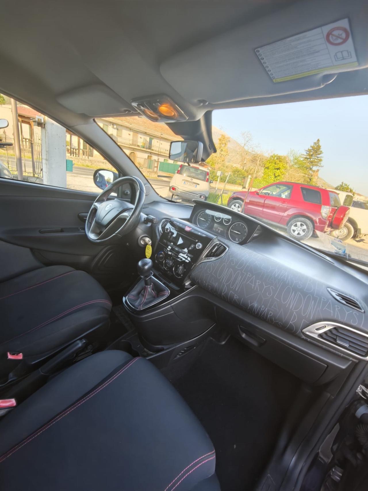 Lancia Ypsilon 1.2 69 CV 5 porte Platinum km 94 mila garantita 12 mesi