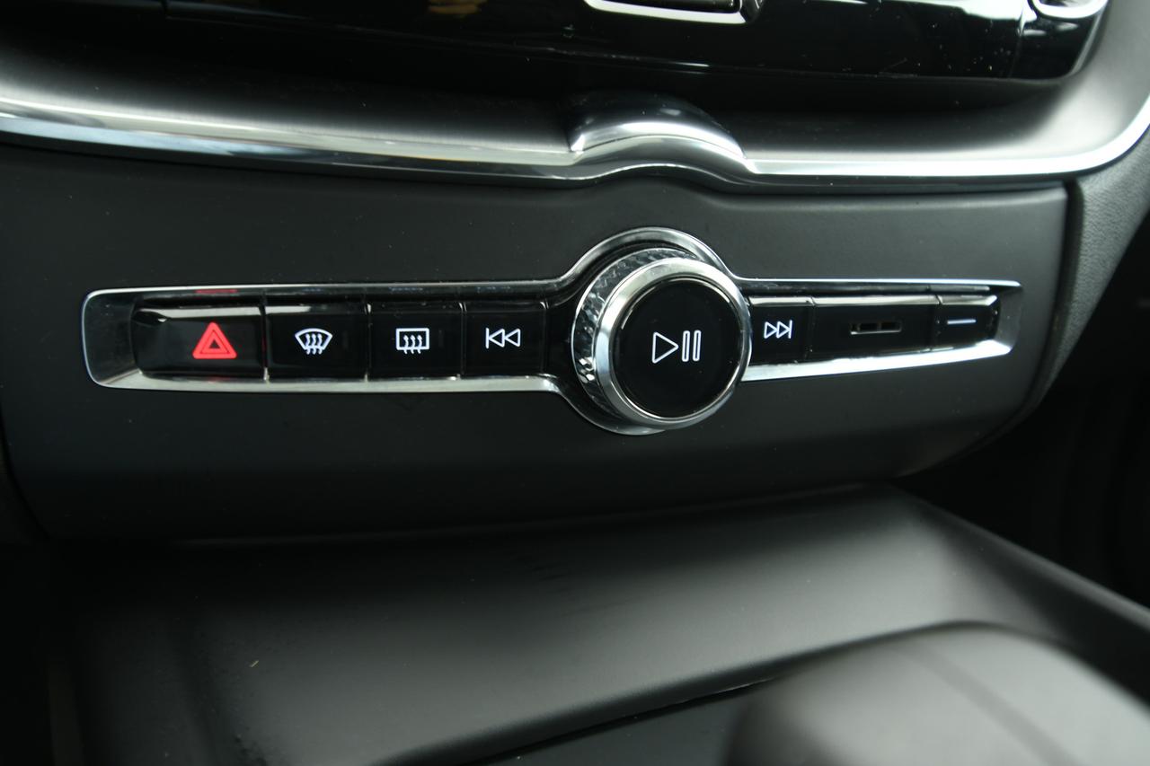 VOLVO XC60 2.0 b4 Momentum awd auto CAMERA+APP CONNECT+FULL LED